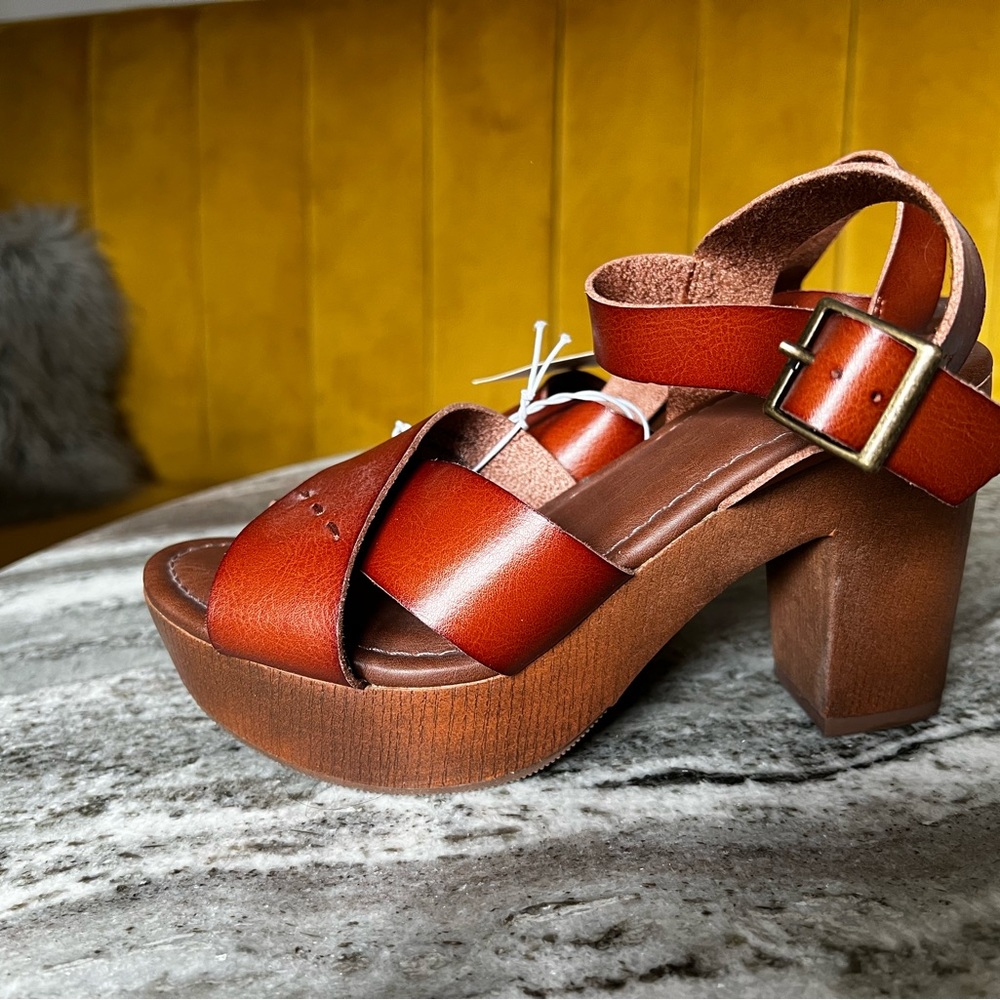 NWT Universal Threads Platform Sandal